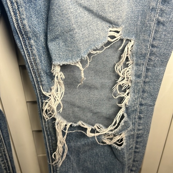 American Eagle High Rise Strigid Ripped Mom Jeans Size 4 Regular Medium Wash - Picture 8 of 14